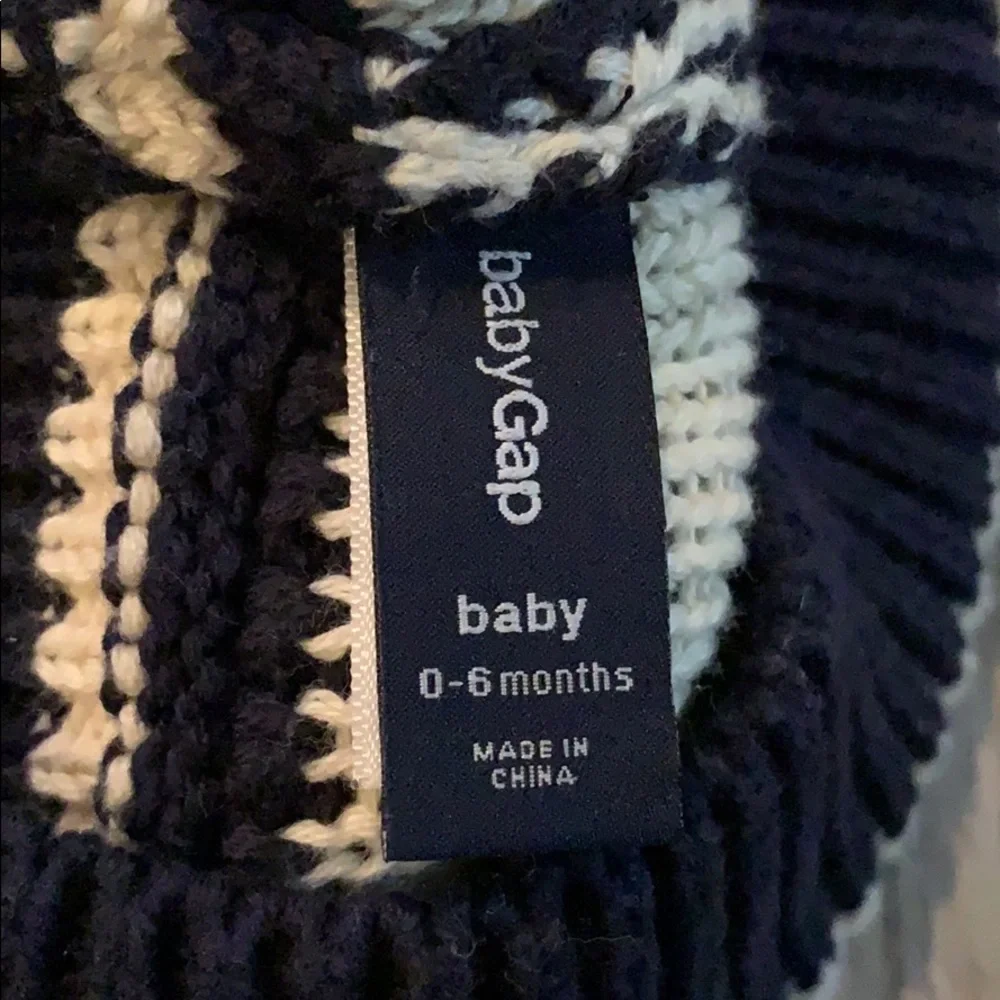 EUC Bundle of Gap knit hat and fleece mittens